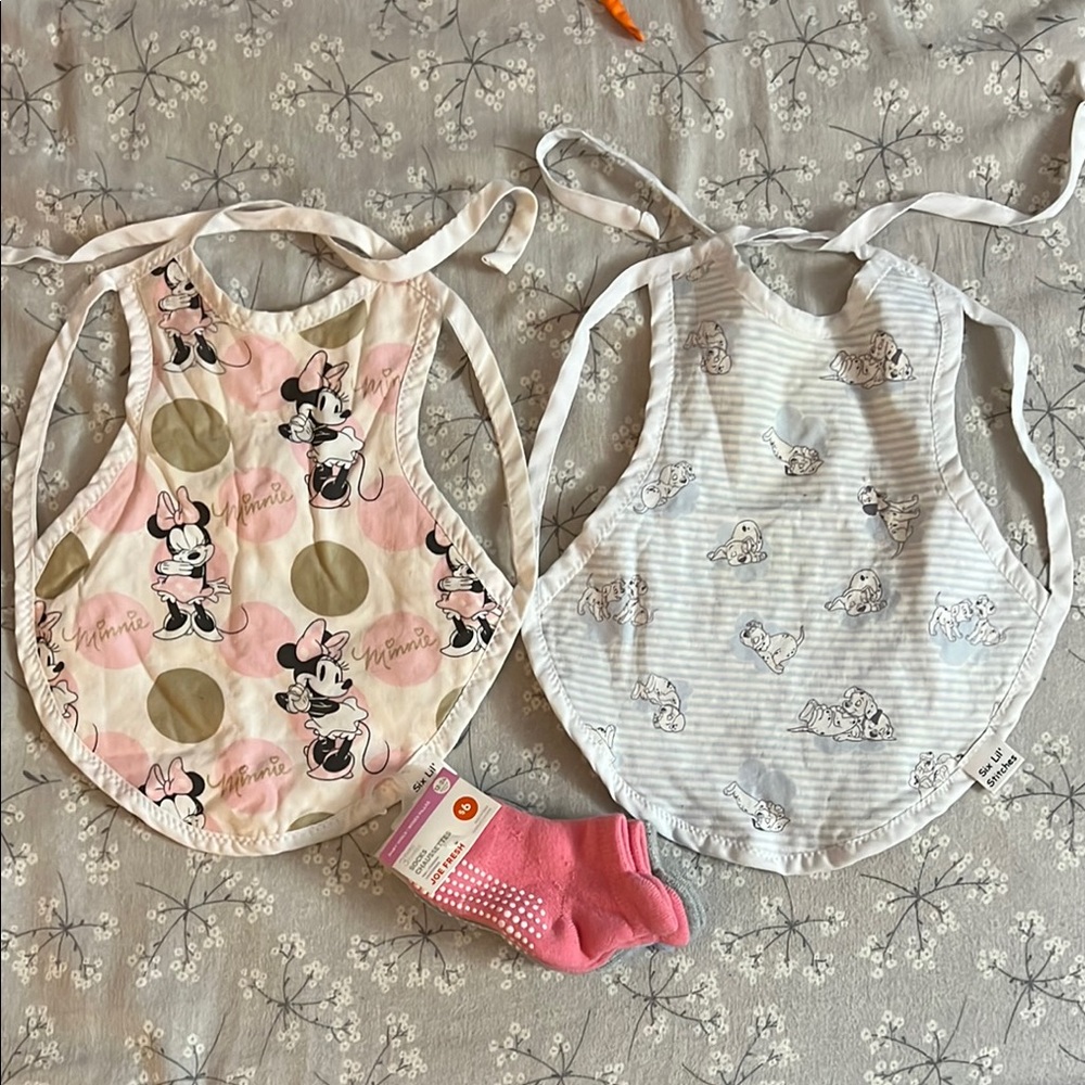 Disney Minnie Mouse and Puppy Print Kids Bib Set with socks - Picture 1 of 1